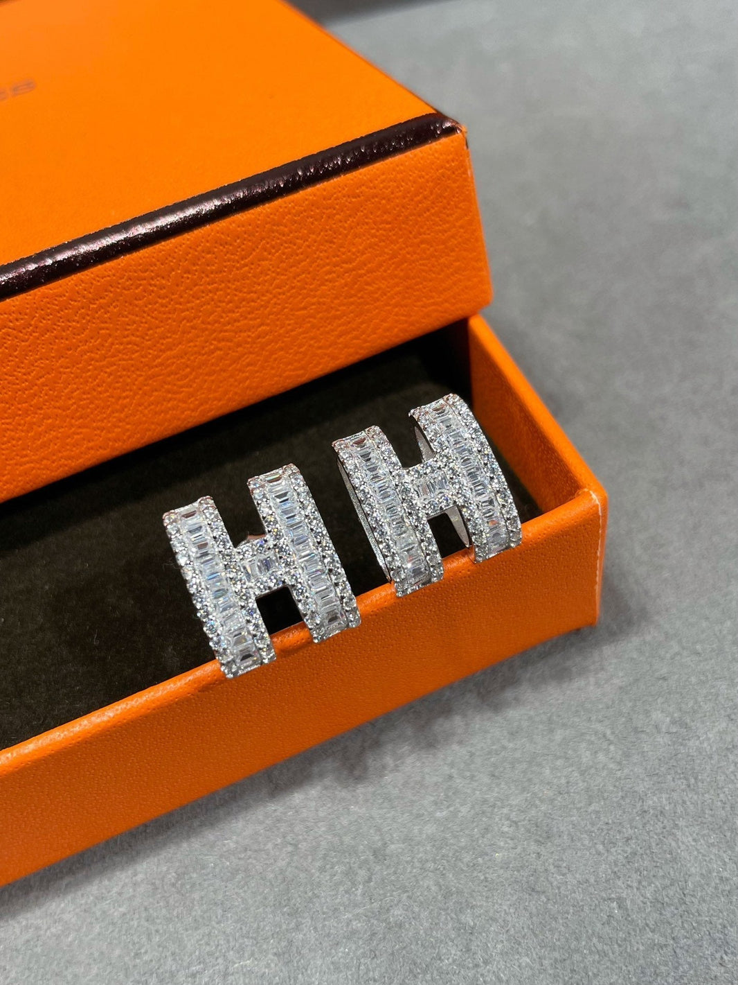 [Luna Brilliance]H STUD EARRINGS WITH SILVER DIAMONDS