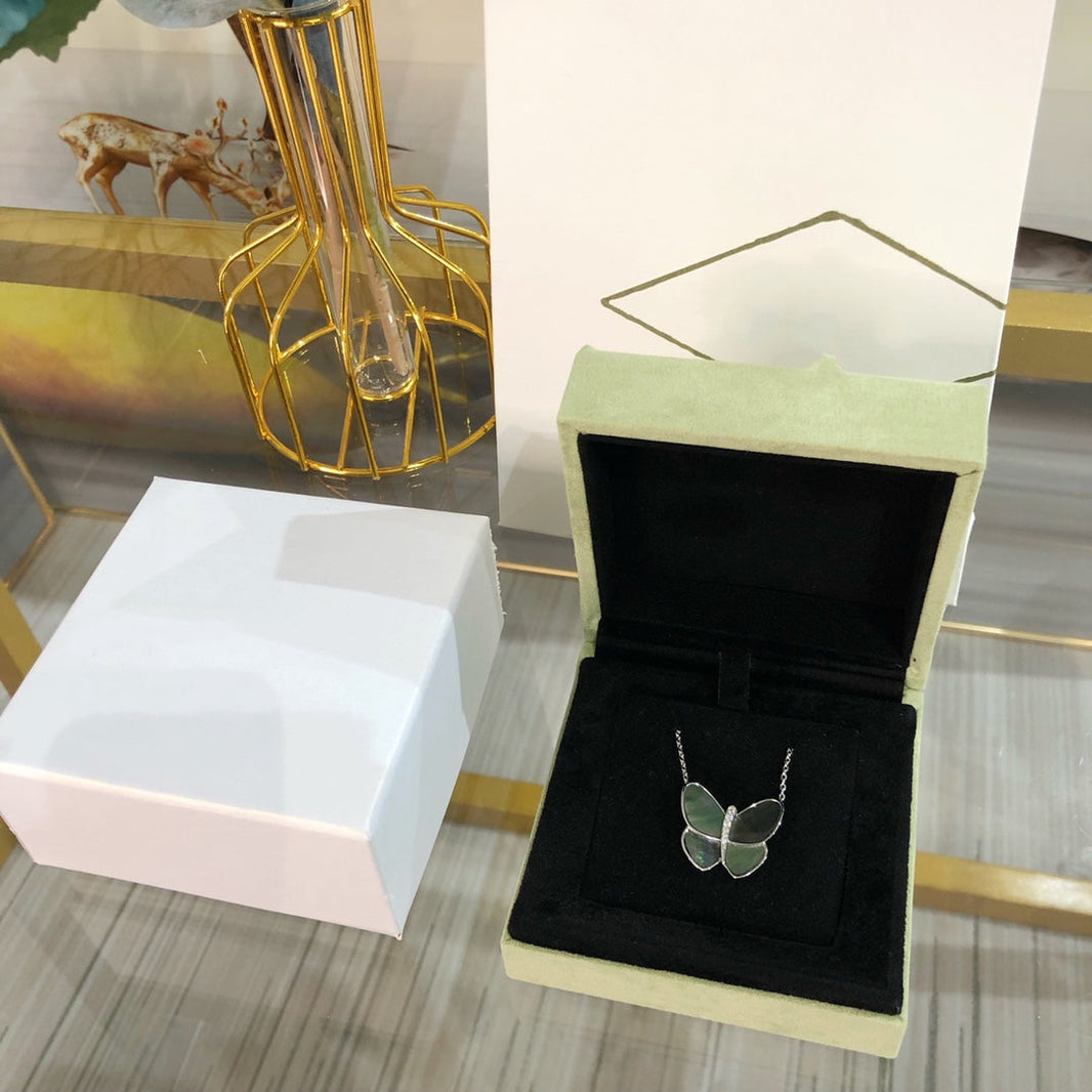 [Luna Brilliance]LARGE BUTTERFLY SILVER PENDANT DIAMOND NECKLACE
